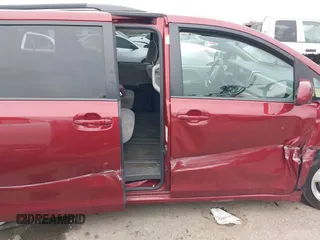 2018 Toyota Sienna LE Auto Access Seat с VIN 5TDKZ3DC8JS909056, выставлен на аукционе IAAI как лот 42362934 с пробегом 157 230 миль миль и . История ставок и продаж доступна на DreamBid. Изображение 12.