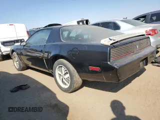 1982 Pontiac Firebird z VIN 1G2AW87H4CL566862, wystawiony jako Copart lot #74777384 z przebiegiem 597 058 mil mil oraz Czysty tytuł • Clean title. Historia ofert i sprzedaży dostępna na DreamBid. Obrazek 2.
