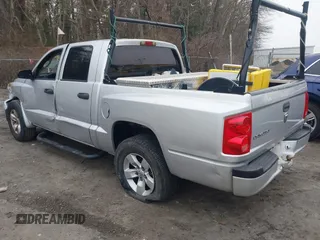 2006 Dodge Dakota ST z VIN 1D7HE28K76S702504, wystawiony jako IAAI lot #41926290 z przebiegiem 195 151 mil mil oraz . Historia ofert i sprzedaży dostępna na DreamBid. Obrazek 3.