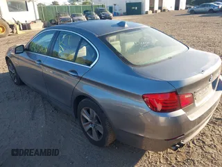 2013 BMW 5 Series 528i xDrive with VIN WBAXH5C5XDD112537, listed as a IAAI auction lot 40585977 with 999,999 mi miles. Bid and sale history available at carsss.com. Image 3.