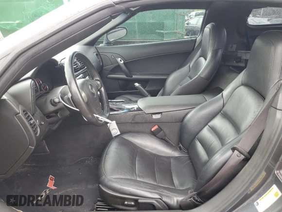 2011 Chevrolet Corvette 1LT z VIN 1G1YE2DW8B5105978, wystawiony jako Copart lot #75264194 z przebiegiem 144 427 mil mil oraz Szkoda całkowita • Salvage title. Historia ofert i sprzedaży dostępna na DreamBid. Obrazek 7.
