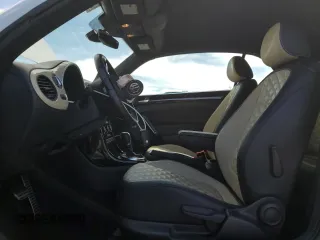 2019 Volkswagen Beetle S с VIN 3VW5DAAT6KM501562, выставлен на аукционе Copart как лот 57631785 с пробегом Не указан миль и Списание • Salvage title. История ставок и продаж доступна на DreamBid. Изображение 7.