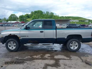 1998 Dodge 1500 z VIN 3B7HF13Y8WG131724, wystawiony jako IAAI lot #42214113 z przebiegiem 223 535 mil mil oraz . Historia ofert i sprzedaży dostępna na DreamBid. Obrazek 14.