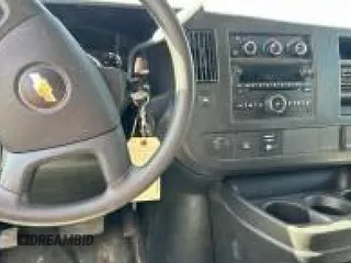 2017 Chevrolet Express Cargo z VIN 1GCWGAFF3H1158281, wystawiony jako IAAI lot #42566227 z przebiegiem 212 348 mil mil oraz . Historia ofert i sprzedaży dostępna na DreamBid. Obrazek 10.