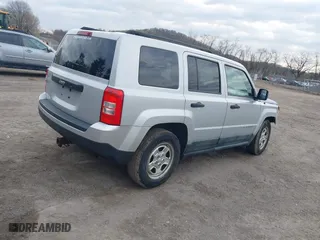 2011 Jeep Patriot Latitude with VIN 1J4NT1GA3BD165919, listed as a IAAI auction lot 42020028 with 175,117 mi miles. Bid and sale history available at carsss.com. Image 4.