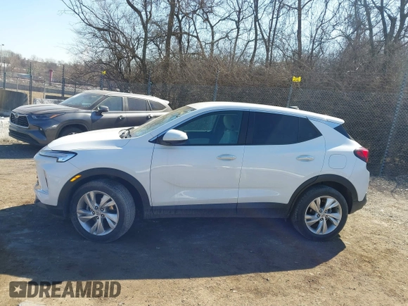2024 Buick Encore GX Preferred z VIN KL4AMCSL1RB002336, wystawiony jako IAAI lot #41700398 z przebiegiem 13 901 mil mil oraz . Historia ofert i sprzedaży dostępna na DreamBid. Obrazek 14.