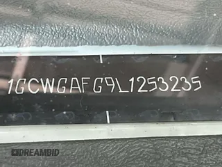 2020 Chevrolet Express Cargo z VIN 1GCWGAFG9L1253235, wystawiony jako IAAI lot #42580142 z przebiegiem 77 857 mil mil oraz . Historia ofert i sprzedaży dostępna na DreamBid. Obrazek 35.