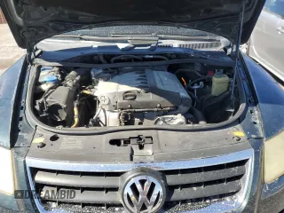 2005 Volkswagen Touareg z VIN WVGBG77L25D010568, wystawiony jako Copart lot #57268755 z przebiegiem 229 928 mil mil oraz Szkoda całkowita • Salvage title. Historia ofert i sprzedaży dostępna na DreamBid. Obrazek 12.
