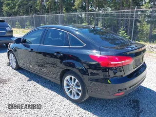 2018 Ford Focus SE z VIN 1FADP3FE5JL279274, wystawiony jako IAAI lot #42626587 z przebiegiem 92 110 mil mil oraz . Historia ofert i sprzedaży dostępna na DreamBid. Obrazek 3.