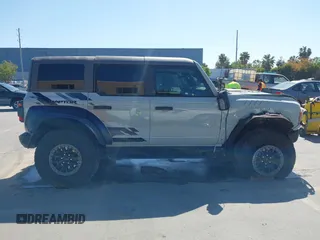 2023 Ford Bronco Raptor с VIN 1FMEE5JR7PLC04106, выставлен на аукционе IAAI как лот 42316422 с пробегом 6 859 миль миль и . История ставок и продаж доступна на DreamBid. Изображение 14.