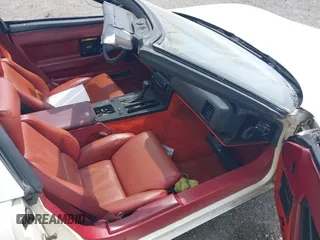 1985 Chevrolet Corvette z VIN 1G1YY0785F5139682, wystawiony jako IAAI lot #42097588 z przebiegiem 10 669 mil mil oraz . Historia ofert i sprzedaży dostępna na DreamBid. Obrazek 5.
