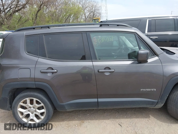 2018 Jeep Renegade Latitude with VIN ZACCJABB8JPJ55645, listed as a IAAI auction lot 42071695 with 124,067 mi miles. Bid and sale history available at carsss.com. Image 13.