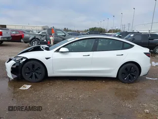 2025 Tesla Model 3 Long Range z VIN 5YJ3E1EB9SF904223, wystawiony jako IAAI lot #41611201 z przebiegiem 690 mil mil oraz . Historia ofert i sprzedaży dostępna na DreamBid. Obrazek 14.