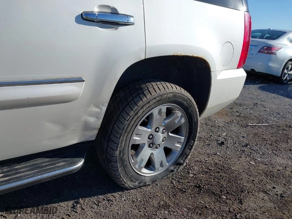 2008 GMC Yukon SLT w/4SB with VIN 1GKFK13058R176138, listed as a IAAI auction lot 41816039 with 199,426 mi miles. Bid and sale history available at carsss.com. Image 6.
