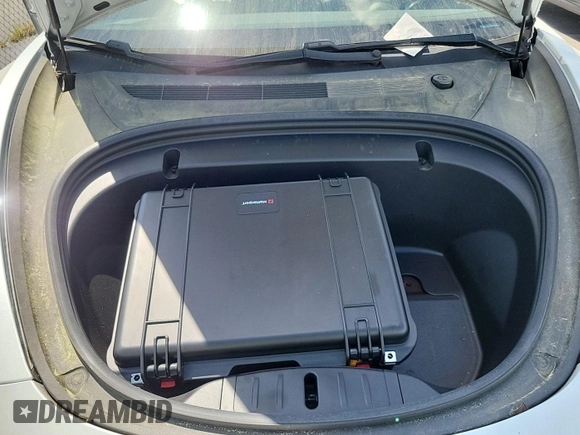 2020 Tesla Model 3 Long Range z VIN 5YJ3E1EB3LF646315, wystawiony jako IAAI lot #42398524 z przebiegiem 51 652 mil mil oraz . Historia ofert i sprzedaży dostępna na DreamBid. Obrazek 9.