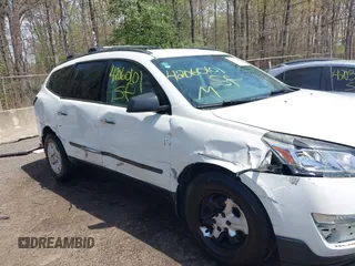 2015 Chevrolet Traverse LS z VIN 1GNKVFED8FJ257149, wystawiony jako IAAI lot #42060101 z przebiegiem 150 738 mil mil oraz . Historia ofert i sprzedaży dostępna na DreamBid. Obrazek 6.