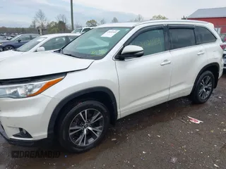 2016 Toyota Highlander XLE z VIN 5TDJKRFH4GS323202, wystawiony jako IAAI lot #42026959 z przebiegiem 135 430 mil mil oraz . Historia ofert i sprzedaży dostępna na DreamBid. Obrazek 2.