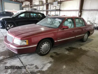 1998 Cadillac DeVille z VIN 1G6KD54Y3WU754718, wystawiony jako Copart lot #60068175 z przebiegiem 64 498 mil mil oraz Czysty tytuł • Clean title. Historia ofert i sprzedaży dostępna na DreamBid. Obrazek 1.