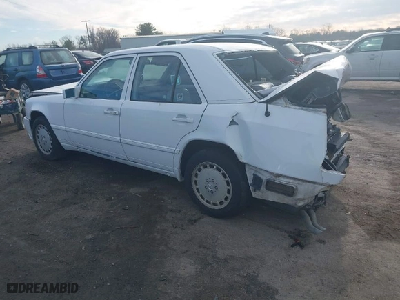 1988 Mercedes-Benz 300 Series 300E with VIN WDBEA30D1JA575693, listed as a IAAI auction lot 41869752 with 194,340 mi miles. Bid and sale history available at carsss.com. Image 3.