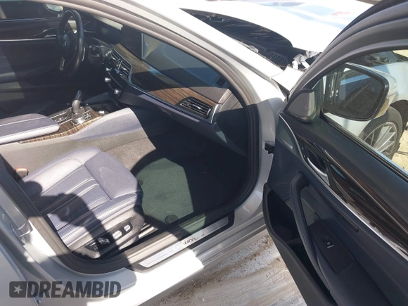 2019 BMW 5 Series 540i z VIN WBAJE5C56KWE66414, wystawiony jako IAAI lot #42200421 z przebiegiem 30 938 mil mil oraz . Historia ofert i sprzedaży dostępna na DreamBid. Obrazek 5.