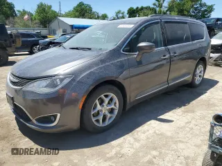 2017 Chrysler Pacifica Touring L z VIN 2C4RC1BG7HR667728, wystawiony jako Copart lot #57623255 z przebiegiem 197 791 mil mil oraz Czysty tytuł • Clean title. Historia ofert i sprzedaży dostępna na DreamBid. Obrazek 1.