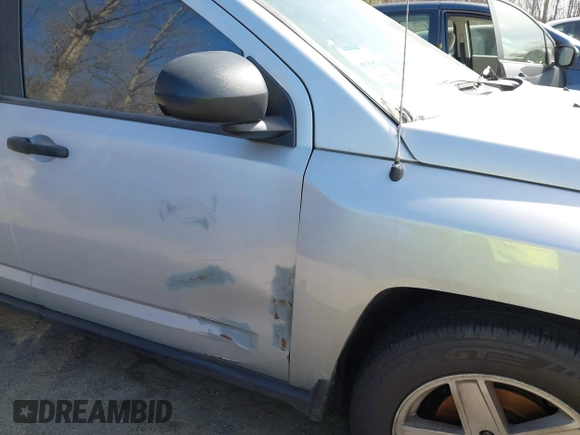 2007 Jeep Compass Sport with VIN 1J8FT47W27D414041, listed as a IAAI auction lot 41760017 with 197,437 mi miles. Bid and sale history available at carsss.com. Image 6.