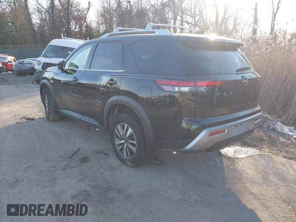 2023 Nissan Pathfinder SL z VIN 5N1DR3CCXPC231961, wystawiony jako IAAI lot #41375091 z przebiegiem 24 314 mil mil oraz . Historia ofert i sprzedaży dostępna na DreamBid. Obrazek 3.
