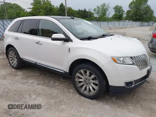 2011 Lincoln MKX z VIN 2LMDJ6JK8BBJ32085, wystawiony jako IAAI lot #42391753 z przebiegiem 116 909 mil mil oraz . Historia ofert i sprzedaży dostępna na DreamBid. Obrazek 1.