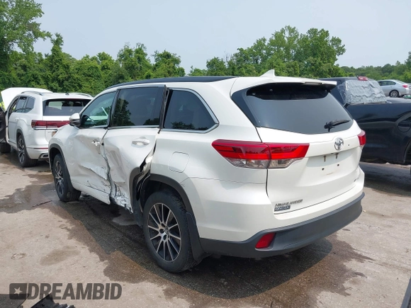 2017 Toyota Highlander XLE z VIN 5TDJZRFH0HS417638, wystawiony jako IAAI lot #42396180 z przebiegiem 101 377 mil mil oraz . Historia ofert i sprzedaży dostępna na DreamBid. Obrazek 3.