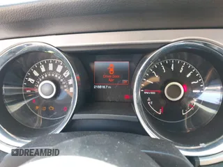 2014 Ford Mustang V6 z VIN 1ZVBP8EM5E5315477, wystawiony jako IAAI lot #42222514 z przebiegiem 215 618 mil mil oraz . Historia ofert i sprzedaży dostępna na DreamBid. Obrazek 7.