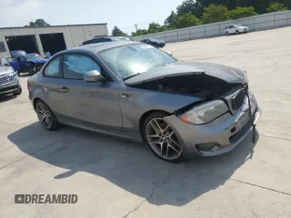 2013 BMW 1 Series 128i z VIN WBAUP9C58DVS95329, wystawiony jako Copart lot #56986015 z przebiegiem 115 518 mil mil oraz Szkoda całkowita • Salvage title. Historia ofert i sprzedaży dostępna na DreamBid. Obrazek 4.