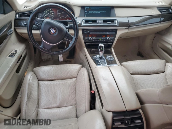 2012 BMW 7 Series 750i z VIN WBAKA8C51CCY37495, wystawiony jako Copart lot #56914295 z przebiegiem 126 697 mil mil oraz Czysty tytuł • Clean title. Historia ofert i sprzedaży dostępna na DreamBid. Obrazek 8.