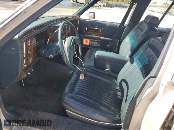 1992 Cadillac Brougham z VIN 1G6DW5474NR713140, wystawiony jako Copart lot #76990784 z przebiegiem 63 153 mil mil oraz Czysty tytuł • Clean title. Historia ofert i sprzedaży dostępna na DreamBid. Obrazek 7.