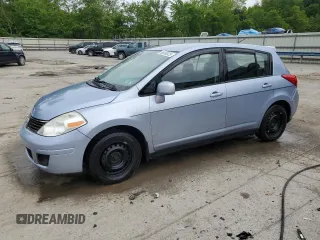 2009 Nissan Versa S z VIN 3N1BC13E79L479999, wystawiony jako Copart lot #56056325 z przebiegiem 145 397 mil mil oraz Szkoda całkowita • Salvage title. Historia ofert i sprzedaży dostępna na DreamBid. Obrazek 1.
