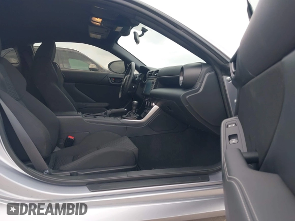 2023 Toyota 86 z VIN JF1ZNBC15P8759916, wystawiony jako IAAI lot #42160271 z przebiegiem 28 360 mil mil oraz . Historia ofert i sprzedaży dostępna na DreamBid. Obrazek 5.
