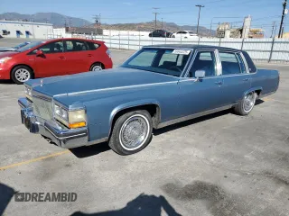 1985 Cadillac Fleetwood z VIN 1G6DW6985F9757401, wystawiony jako Copart lot #59345225 z przebiegiem 91 923 mil mil oraz Tytuł czysty. Historia ofert i sprzedaży dostępna na DreamBid. Obrazek 1.