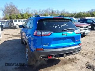2022 Jeep Cherokee Trailhawk z VIN 1C4PJMBX5ND553336, wystawiony jako IAAI lot #41930991 z przebiegiem 40 832 mil mil oraz . Historia ofert i sprzedaży dostępna na DreamBid. Obrazek 3.