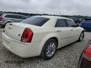 2009 Chrysler 300 C Hemi z VIN 2C3KA63TX9H619703, wystawiony jako Copart lot #60902075 z przebiegiem 140 003 mil mil oraz Szkoda całkowita • Salvage title. Historia ofert i sprzedaży dostępna na DreamBid. Obrazek 3.