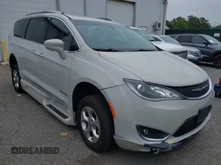 2017 Chrysler Pacifica Touring L Plus z VIN 2C4RC1EG3HR720775, wystawiony jako IAAI lot #42461584 z przebiegiem 30 564 mil mil oraz . Historia ofert i sprzedaży dostępna na DreamBid. Obrazek 1.