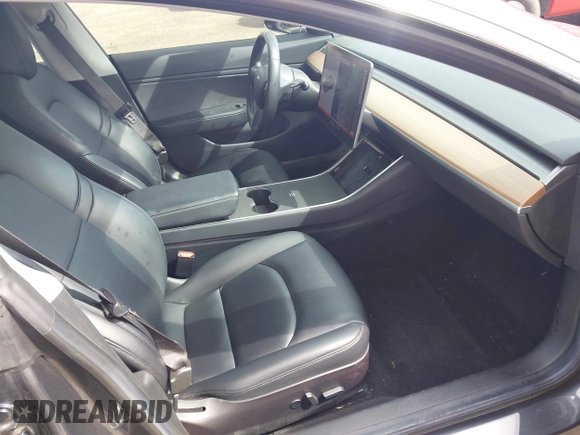 2018 Tesla Model 3 Long Range Battery z VIN 5YJ3E1EA2JF011588, wystawiony jako IAAI lot #42304226 z przebiegiem 56 819 mil mil oraz . Historia ofert i sprzedaży dostępna na DreamBid. Obrazek 5.