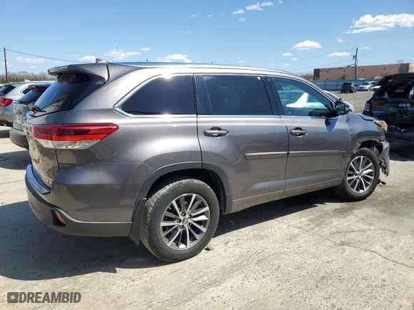 2018 Toyota Highlander SE with VIN 5TDJZRFHXJS819348, listed as a Copart auction lot 50296845 with 252,803 mi miles and Salvage Title. Bid and sale history available at carsss.com. Image 3.