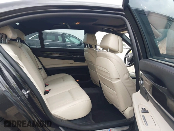 2014 BMW 7 Series ALPINA B7 z VIN WBAYE8C57ED134799, wystawiony jako IAAI lot #41891633 z przebiegiem 96 411 mil mil oraz . Historia ofert i sprzedaży dostępna na DreamBid. Obrazek 8.