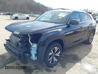 2024 Volkswagen Atlas SE z VIN 1V2LE2CA7RC230983, wystawiony jako IAAI lot #41786500 z przebiegiem 34 241 mil mil oraz . Historia ofert i sprzedaży dostępna na DreamBid. Obrazek 2.