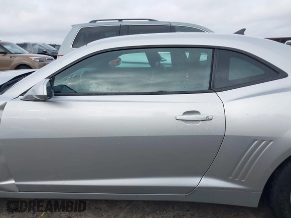 2014 Chevrolet Camaro LT z VIN 2G1FB1E31E9300486, wystawiony jako IAAI lot #41475152 z przebiegiem 117 111 mil mil oraz . Historia ofert i sprzedaży dostępna na DreamBid. Obrazek 14.