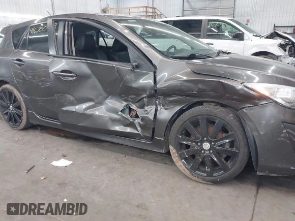 2011 Mazda 3 S Grand Touring z VIN JM1BL1M53B1432526, wystawiony jako IAAI lot #41670048 z przebiegiem 105 407 mil mil oraz . Historia ofert i sprzedaży dostępna na DreamBid. Obrazek 6.