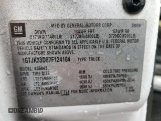 2007 GMC Sierra 3500 DRW Work Trk z VIN 1GTJK33D87F124104, wystawiony jako Copart lot #80835084 z przebiegiem 321 629 mil mil oraz Szkody całkowita. Historia ofert i sprzedaży dostępna na DreamBid. Obrazek 14.