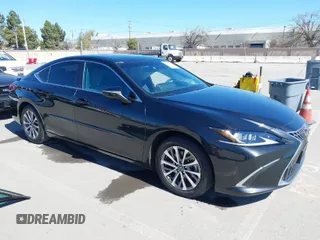 2022 Lexus ES 300h z VIN 58ACA1C13NU023796, wystawiony jako IAAI lot #41868824 z przebiegiem 107 234 mil mil oraz . Historia ofert i sprzedaży dostępna na DreamBid. Obrazek 1.