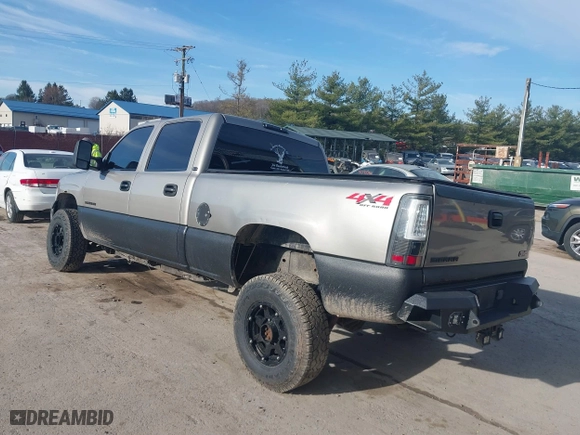 2002 GMC Sierra 2500HD SLE with VIN 1GTHK23U12F248328, listed as a IAAI auction lot 41806690 with 235,807 mi miles. Bid and sale history available at carsss.com. Image 3.