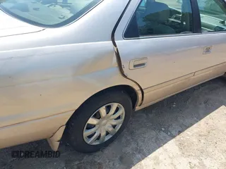 2000 Toyota Camry CE z VIN 4T1BG22K5YU731201, wystawiony jako IAAI lot #42094098 z przebiegiem Nie podano mil oraz . Historia ofert i sprzedaży dostępna na DreamBid. Obrazek 12.