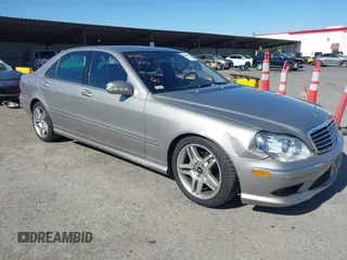 2006 Mercedes-Benz S 500 z VIN WDBNG75J56A469310, wystawiony jako IAAI lot #42454878 z przebiegiem 79 395 mil mil oraz . Historia ofert i sprzedaży dostępna na DreamBid. Obrazek 1.